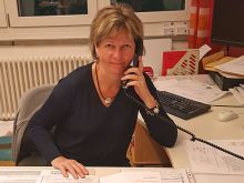 Schulsekretärin Annett Gagell am Telefon