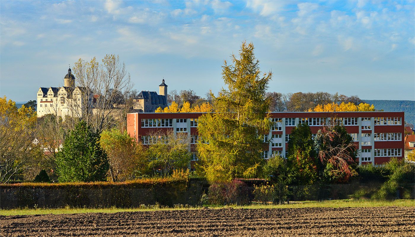 Schulgebäude in der Stadt Ranis und Burg Ranis