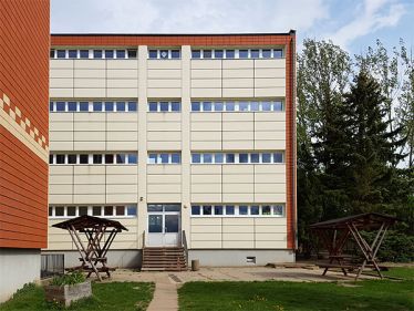 Außenansicht der Grundschule Ranis mit Eingang, mehrstöckigem Gebäude und Schulhof in ruhiger Umgebung