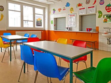 Essenausgabe im Speiseraum der Grundschule Ranis mit Sitzplätzen und Bereich zur Verpflegung der Schüler.