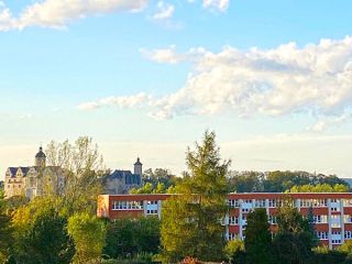 Grundschule Ranis in ruhiger Lage mit Blick auf die Burg Ranis und umliegende Natur.