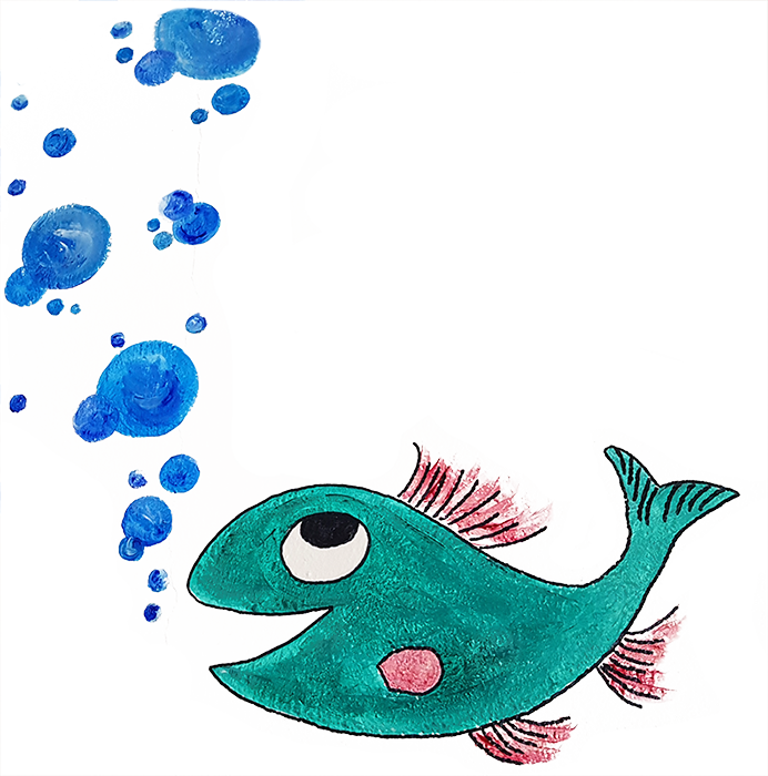 Bunt gemalter grüner Fisch mit rosa Flossen und Luftblasen an einer weißen Wand in einer Grundschule, kindgerechte Wandgestaltung